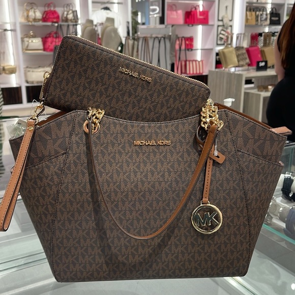 MICHAEL KORS
Jet Set Lg Shoulder Bag & JST Lg Travel CONTINENTAL wallet wristlt - Picture 12 of 16